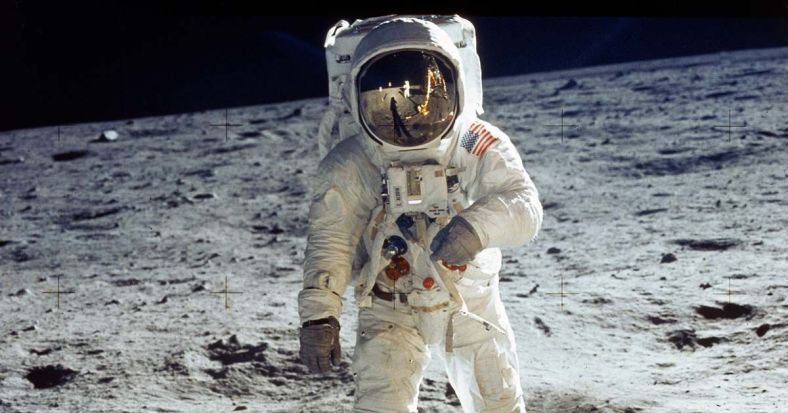 0_Apollo-11-astronaut-Buzz-Aldrin-standing-on-moon-with-astronaut-Neil-Armstrong